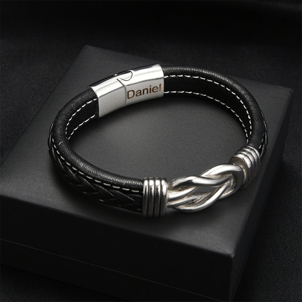 Geschenkset mit Infinity-Knoten-Armband für den Sohn mit eingraviertem Namen